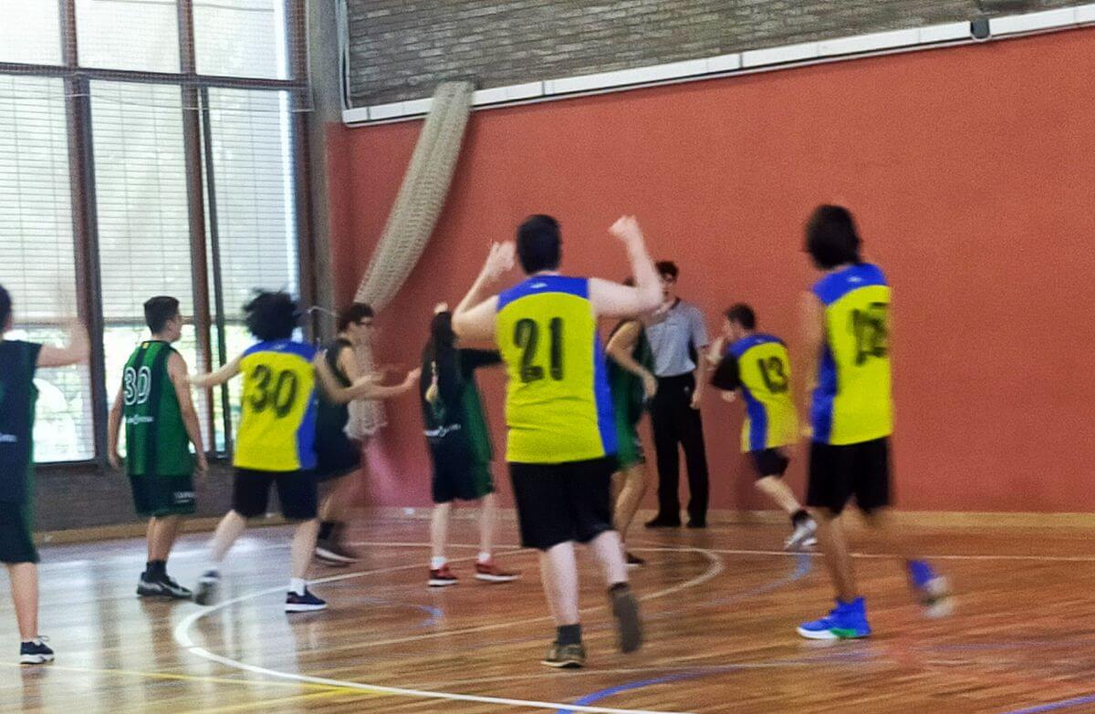 Debut de l'equip ＂B＂ de bàsquet amb victòria davant el Joventut ＂B＂